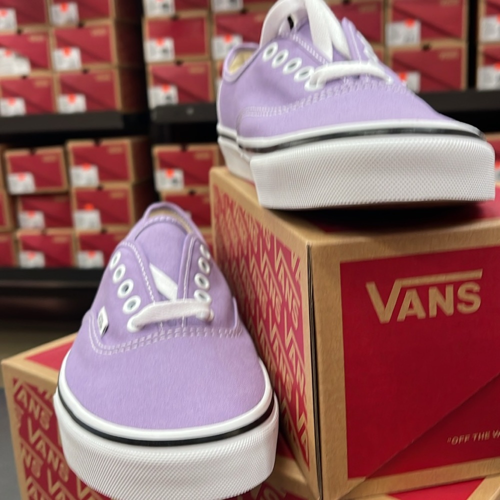 • Vans WMNS Authentic Chalk Violet/True White
VN0A5HZS9GD
Sneakers - Picture 5 of 16